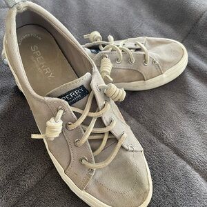 Sperry Women’s Crest Vibe Canvas Sneakers in Light Gray. Size 6 1/2.